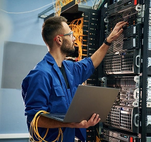 Field Engineer expert installing and configuring servers in data center